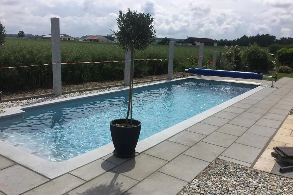 Pool im Garten mit Abdeckung Landshut