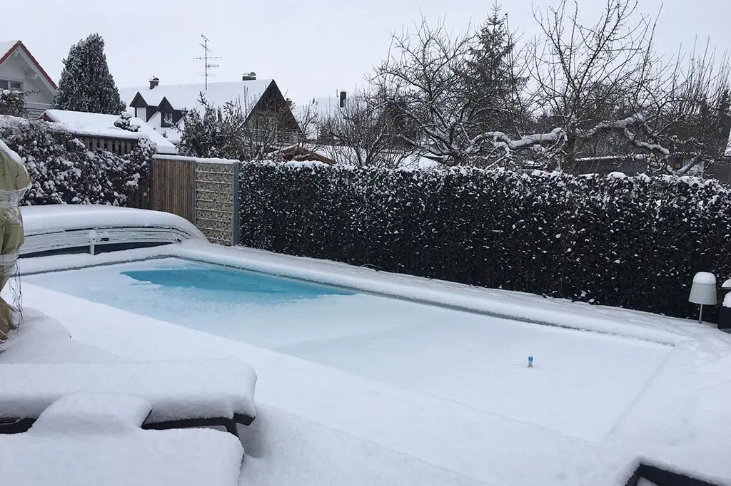 Pool im Winter eingeschneit Olching